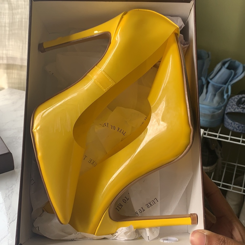 CLEAR YELLOW HEELS